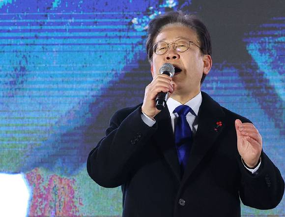 더불어민주당 이재명 대표가 윤석열 대통령 탄핵소추안이 가결된 지난해 12월 14일 서울 여의도 국회 앞에서 열린 촛불대회에 참석해 감사인사를 하고 있다. 2024.12.14 [사진=연합뉴스]