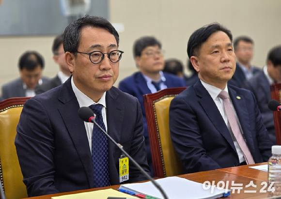 유영상 SK텔레콤 대표(왼쪽)가 8일 오후 2시 국회 과학기술정보방송통신위원회에서 열린 SK텔레콤 해킹 관련 청문회에 출석해 있다. [사진=안세준 기자]