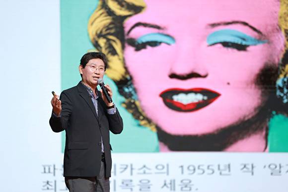 이상일 용인특례시장이 지난 7일 서초문화예술회관에서 강연하고 있다. [사진=용인특례시]