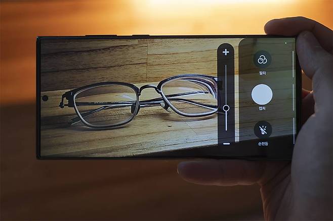 눈이 잘 안보이는 사람이라도 스마트폰만 있으면 주변을 또렷하게 볼 수 있다 / 출처=IT동아