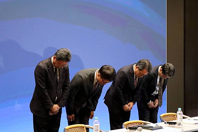 유영상 CEO와 관련 임원들이 유심 해킹 사고에 대해 사과하는 모습. (왼쪽부터) 김희섭 PR센터장, 류정환 네트워크 인프라센터장, 유영상 CEO, 임봉호 MNO사업부장 / 출처=IT동아