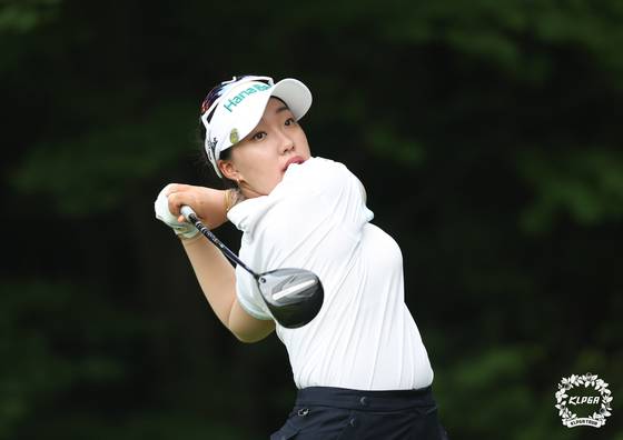 여고생이던 지난해 살롱파스컵에서 JLPGA 투어 최연소 우승한 이효송. 프로 선수로 거듭나 2연패에 도전한다. [사진 KLPGA]