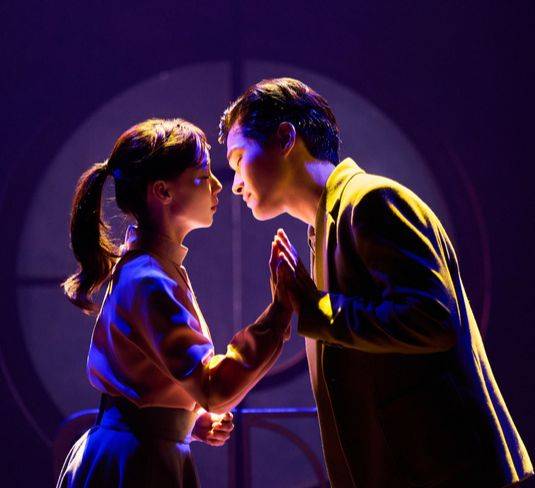 뮤지컬 ‘어쩌면 해피엔딩’은 로봇과 인간이 사랑에 빠지는 이야기다. [사진 CJ ENM]