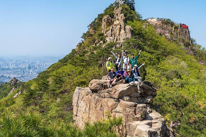 관악산은 외국인 관광객 사이에서 'K등산' 성지로 뜨고 있다. 암릉이 많아 험하지만, 산행의 만족도는 크다. 정상에서 서울 도심이 한눈에 내려다 보인다. 백종현 기자