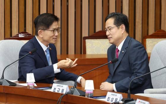 2024년 9월12일 당시 국민의힘 박수영 의원(오른쪽)과 김문수 고용노동부 장관이 국회에서 열린 국민의힘 연금개혁특별위원회 주최 연금개혁 정책간담회에 참석해 대화하고 있다. 연합뉴스