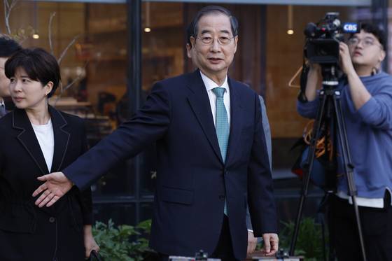 무소속 한덕수 대선 예비후보가 7일 서울 종로구의 한 식당에서 국민의힘 김문수 대선 후보와 후보 단일화 관련 회동을 마친 뒤 떠나고 있다.    국민의힘 김 후보와 무소속 한 예비후보는 후보 단일화 논의를 이날 위해 만났지만, 합의된 사항 없이 끝났다. 연합뉴스