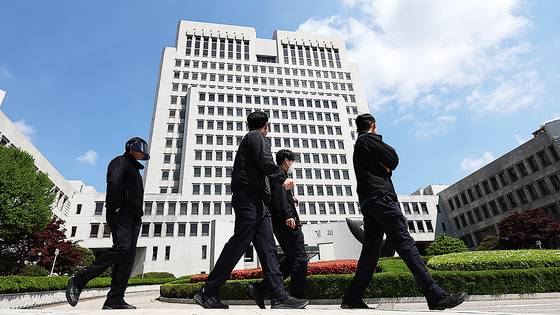 서울 서초구 대법원 청사의 모습. 최근 대법원이 이재명 더불어민주당 대선 후보에 대한 사건을 파기환송 결정하면서 민주당이 반발, 조희대 대법원장에 대한 청문회 및 탄핵 등의 조치를 예고하며 압박 수위를 높이고 있다. 뉴스1