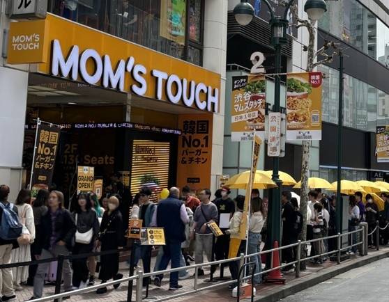 맘스터치의 일본 직영 1호점인 ‘시부야 맘스터치’에 들어가기 위해 시민들이 줄지어 대기 중이다. 사진 맘스터치