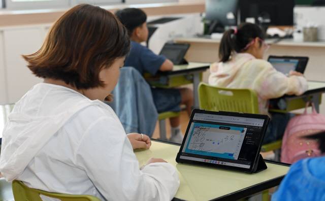 ▲ 7일 춘천 남산초에서 4학년 학생들이 인공지능(AI) 디지털교과서(AIDT)를 활용한 수학 수업을 듣고 있다.  방도겸 기자