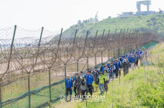 ▲ 유 장관이 최북단 고성 통일전망대에 들른 해 후 평화의 길을 출발ㅆ해 해안철책길을 따라 걷고 있다.