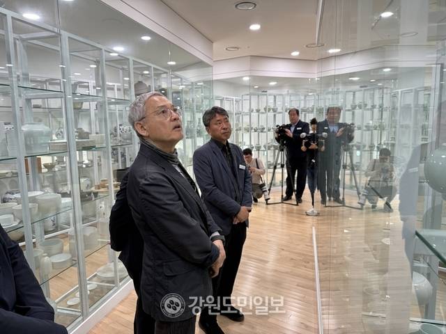 ▲ 유인촌 문화체육관광부 장관이 8일 양구 백자박물관(관장 정두섭)을 방문해 전시된 작품들을 관람하고 있다. 박재혁 기자