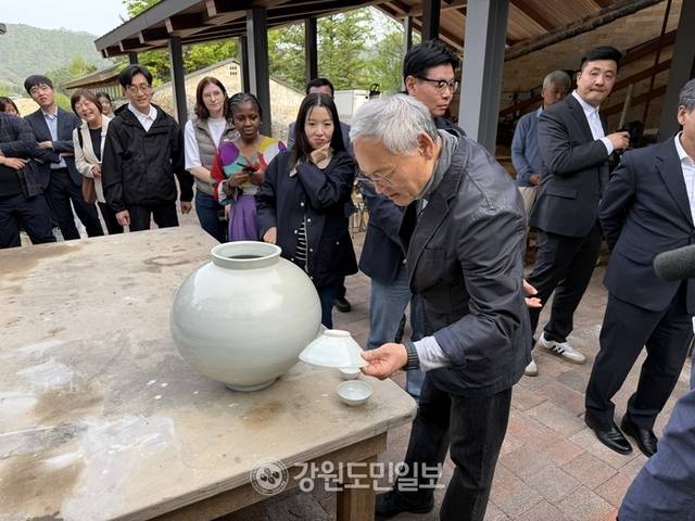 ▲ 8일 양구백토마을을 방문한 유인촌 문화체육관광부 장관이 방금 구워낸 백자를 살펴보고 있다. 박재혁 기자
