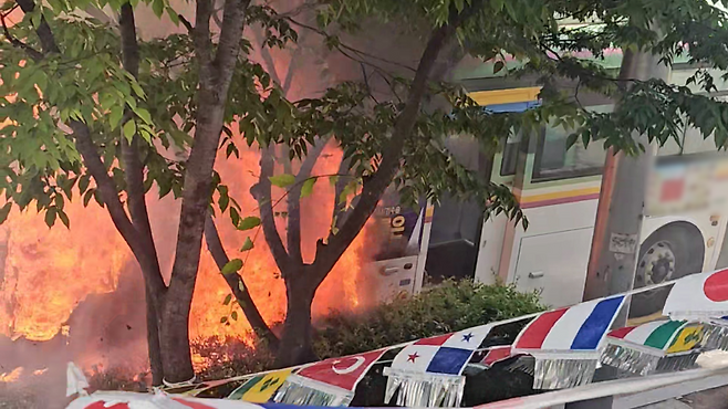 ▲ 광주종합버스터미널 앞에서 정차 중이던 시외버스에서 불이 난 모습 [시청자 제보]