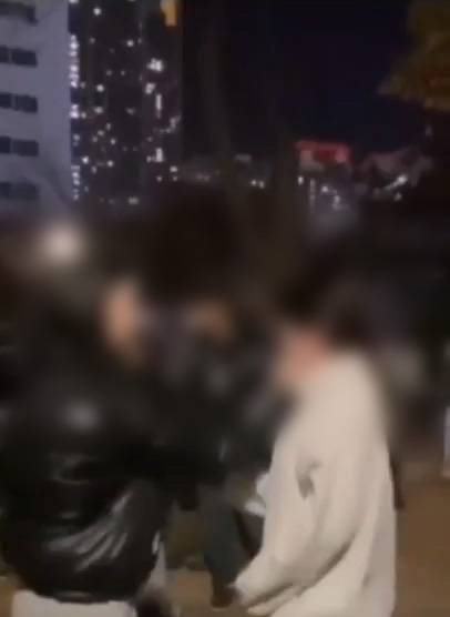 ▲ 온라인 상에 유포되며 전국민의 공분을 산 인천 여중생 학폭 영상. 위 영상 속에서 A양은 동급생인 B양의 뺨을 7차례 폭행했다 [온라인커뮤니티]&nbsp;