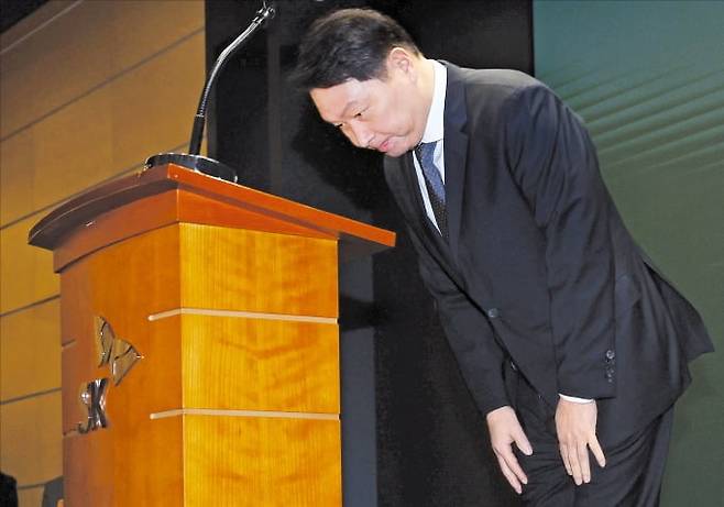 < 고개 숙인 최태원 회장 > 최태원 SK그룹 회장이 7일 서울 을지로 SKT타워에서 지난달 18일 SK텔레콤에서 발생한 유심 정보 유출 사고에 대해 고개 숙여 사과하고 있다.   /김범준 기자