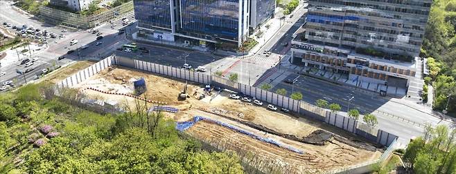 < 400억 웃돈 붙은 ‘전기 받는 땅’ > P 자산운용사가 데이터센터를 짓기 위해 매입한 서울 항동 공사장에 지난달 28일 가림막이 둘러쳐져 있다. 이 땅은 80㎿ 규모 전기를 공급받기로 한국전력과 계약돼 400억원의 웃돈이 붙어 거래됐다.   /임형택 기자