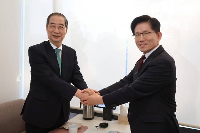 김문수 국민의힘 대통령 후보와 한덕수 무소속 예비후보가 7일 오후 서울 종로구의 한 식당에서 단일화 관련 회동을 하기 전 악수하고 있다./ 사진=뉴스1