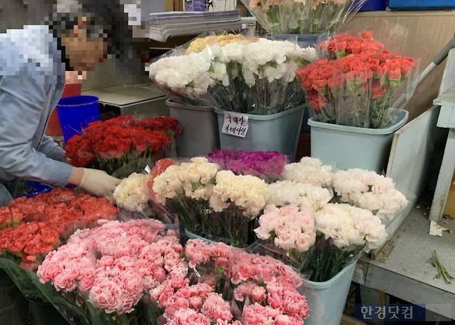 고속터미널역 근처 꽃 도매시장 에서 팔리지 않는 카네이션을 정리하는 상인/사진=유지희 기자