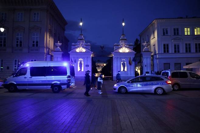 폴란드 경찰이 도끼 난동 사건이 발생한 바르샤바 대학교 정문 근처에서 작전을 수행하고 있다. /사진=로이터