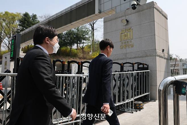 대통령실 압수수색을 시도중인 경찰 비상계엄 특별수사단이 지난 4월 16일 서울 용산 대통령실 청사 민원실 출입구로 들어서고 있다. 김창길 기자