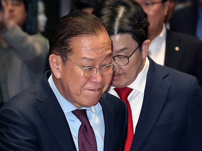 국민의힘의 권영세 비상대책위원장과 권성동 원내대표가 지난 5일 국회에서 열린 의원총회에 참석하고 있다. 연합뉴스