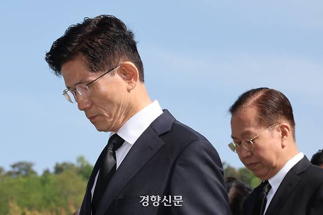 국민의힘 김문수 대선 후보(왼쪽)와 권영세 비상대책위원장이 지난 4일 서울 동작구 국립서울현충원 현충탑에서 묵념하고 있다. 문재원 기자