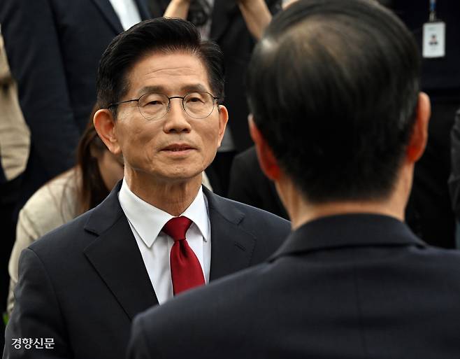 김문수 국민의힘 대통령 후보가 8일 오후 서울 여의도 국회 강변서재에서 한덕수 무소속 대선 예비후보와 만나 후보 단일화 관련 논의를 하고 있다. 박민규 선임기자