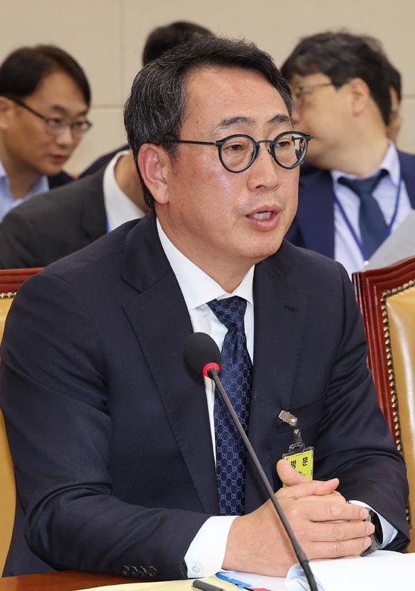 8일 국회 과학기술정보방송통신위원회 전체회의에서 열린 SK텔레콤 유심 해킹 사건 청문회에서 유영상 SK텔레콤 대표이사가 의원 질의에 답하고 있다. 연합뉴스