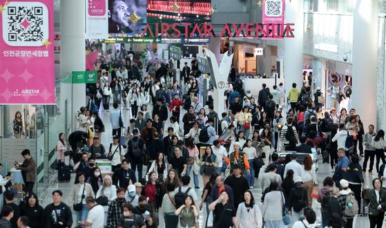 Travelers crowd Terminal 1 of Incheon International Airport on May 2, ahead of the four-day holiday. [NEWS1]