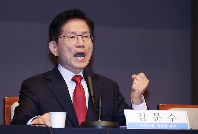 People Power Party presidential candidate Kim Moon-soo delivers a keynote speech at the Korea Press Center in Jung District, central Seoul, on the morning of May 8. [JOONGANG ILBO]