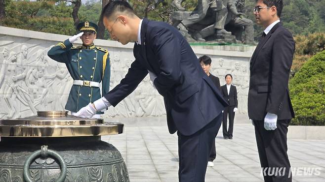 김상욱 무소속 의원이 8일 굴립상욱 무소속 의원이 8일 국립서울현충원에서 참배 후 분향을 진행하고 있다. 임현범 기자