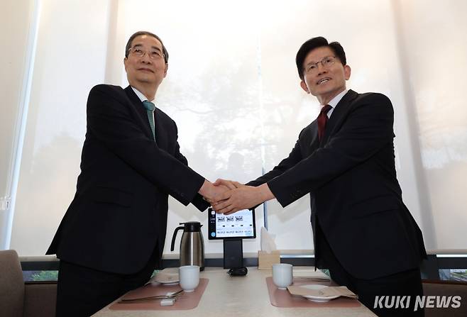 김문수 국민의힘 대선 후보(오른쪽)와 한덕수 무소속 예비후보가 7일 서울 종로구 한 식당에서 단일화 관련 회동을 하고 있다. 곽경근 대기자