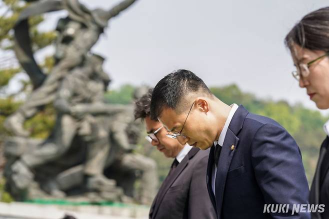 김상욱 국민의힘 의원이 8일 서울 동작구 현충원에서 참배하고 있다.