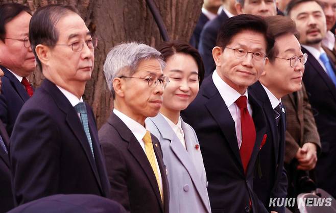 권영국 민주노동당 대선 후보(왼쪽에서 두 번째)가 각당 후보들과 함께 지난 5일 서울 조계사에서 열린 봉축법요식에 참석하고 있다. 곽경근 대기자&nbsp;