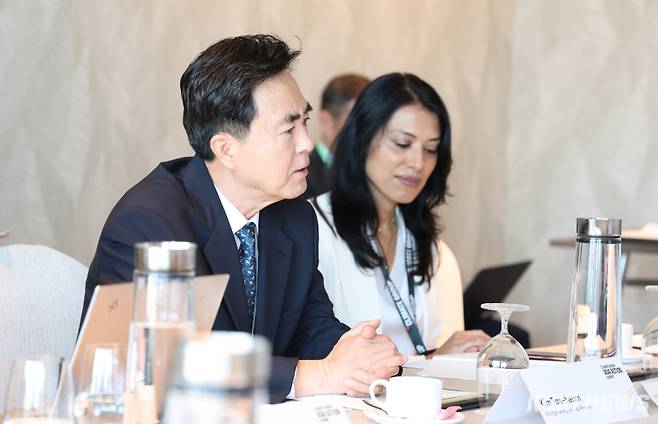 김태흠 충남지사가 언더2연합 아시아·태평양 지역 의장으로 8일 싱가포르 만다린 오리엔탈 호텔에서 열린 ‘에너지 효율 향상 EP100 원탁회의’에 참석해 발언을 하고 있다. 충남도