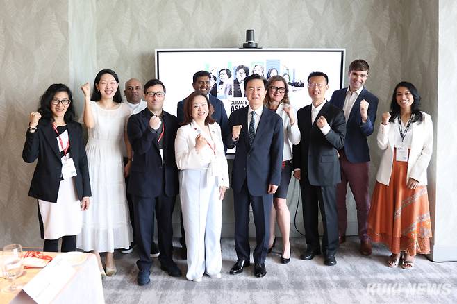 언더2연합 아시아·태평양 지역 의장인 김태흠 충남지사가 8일 싱가포르 만다린 오리엔탈 호텔에서 열린 ‘에너지 효율 향상 EP100 원탁회의’ 참석자들과 기념촬영을 하고 있다.