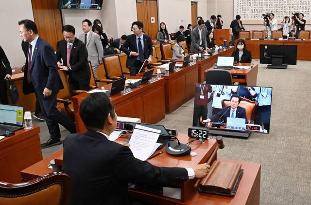 정청래 국회 법제사법위원장이 7일 법사위 전체회의에서 ‘대통령 당선 시 재판 정지법’을 상정하자 국민의힘 소속 법사위원들이 퇴장하고 있다. 법사위는 더불어민주당 주도로 조희대 대법원장 청문회와 대통령 당선 시 재판 정지법 등을 처리했다. 이병주 기자