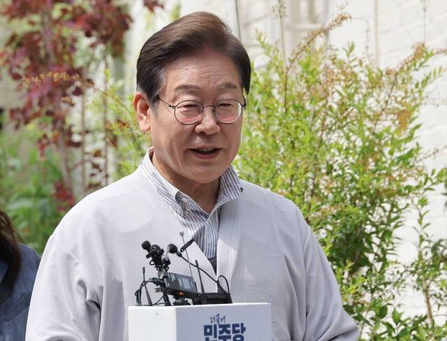 7일 전북 전주시 완산구의 한 카페에서 'K-콘텐츠' 산업 진흥 간담회를 마친 뒤 고법의 '파기환송심 연기' 관련 입장을 밝히고 있다. 연합뉴스