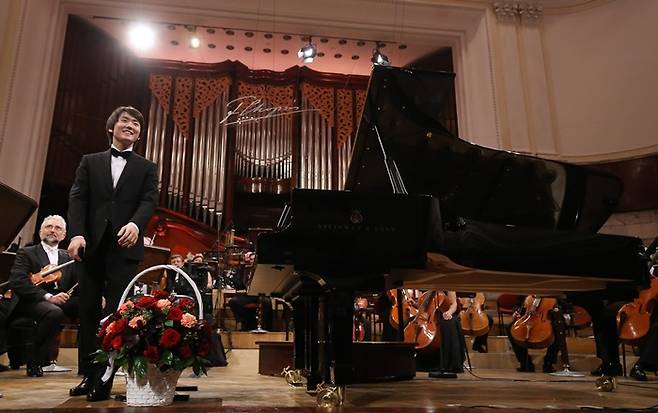 조성진이 지난 2015년 제17회 쇼팽 국제 피아노 콩쿠르에서 우승한 후 열린 수상자 콘서트에서 관객의 환호에 인사하고 있다. EPA연합뉴스