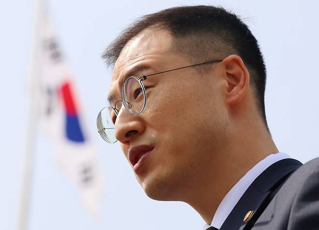 12·3 비상계엄 및 윤석열 전 대통령 탄핵과 관련해 당내에서 탈당 압박을 받아온 김상욱 의원이 8일 서울 동작구 현충원에서 참배 후 탈당 입장을 밝히고 있다. 연합뉴스