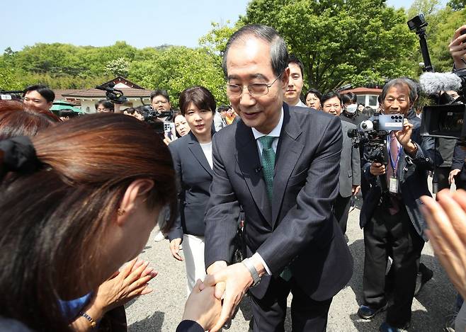 한덕수 무소속 대선 예비후보가 8일 경북 구미시 박정희 전 대통령 생가를 방문해 지지자들과 악수하고 있다. 연합뉴스