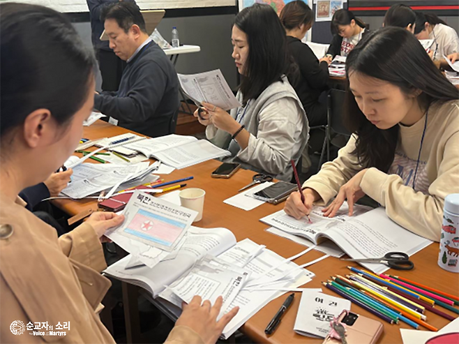 목회자, 교회학교 교사, 학부모들이 지난 4월 VOMK 사무실에서 열린 강습회에 참석해 북한 지하교인에 관한 자료를 가르치는 방법을 배우고 있다. VOMK 제공