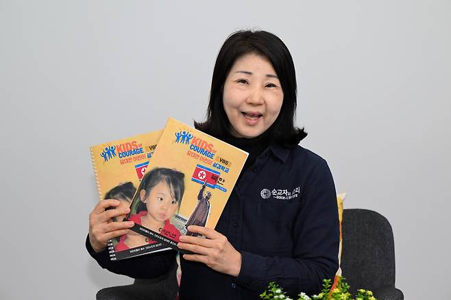 현숙 폴리 한국순교자의소리(VOMK) 대표가 지난 2월 서울 여의도 국민일보 스튜디오에서 ‘담대한 어린이 성경학교’ 교재를 소개하고 있다. 신석현 포토그래퍼