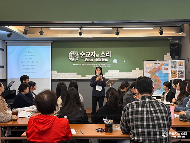 현숙 폴리 대표가 정릉 VOMK 사무실에서 열린 교사 강습회에서 강의하고 있다. VOMK 제공