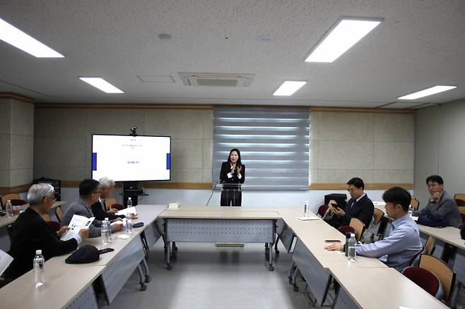 구아름 실천신학대학원대 교수가 8일 서울 종로구 한국교회100주년기념관에서 열린 사회복지현안세미나에서 한국교회의 환대 정체성을 강조하고 있다. 예장통합 사회복지위원회 제공