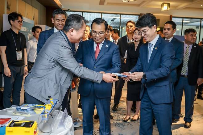 김완섭 환경부 장관이 지난 6일 캄보디아의 타오 체타 수자원기상부 장관과 우리나라 물기업 홍보부스를  투어하는 모습. 환경부 제공