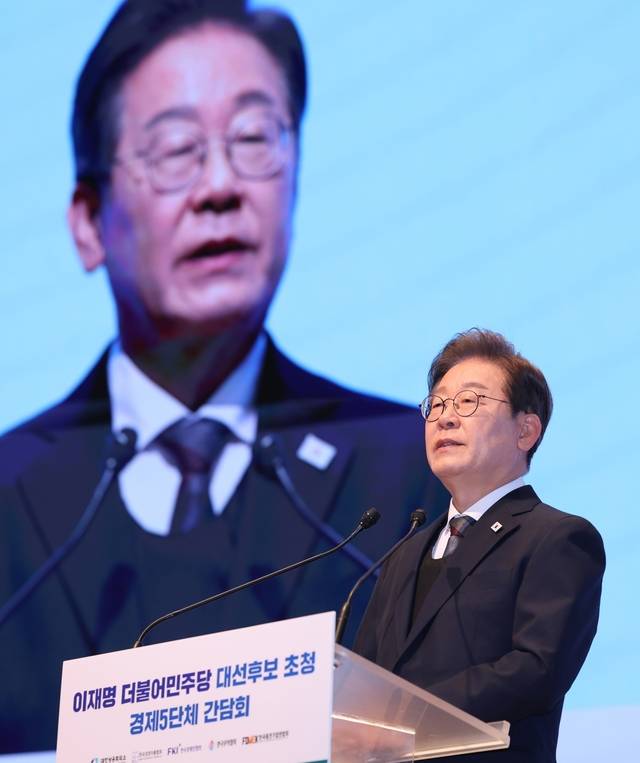 이재명 더불어민주당 대선 후보가 8일 서울 중구 대한상공회의소에서 열린 대선 후보 초청 경제5단체 간담회에서 발언하고 있다. 이 후보는 “경제를 살리는 일의 중심은 기업”이라며 정부가 뒷받침하는 방식으로 가야 한다고 말했다. 국회사진기자단