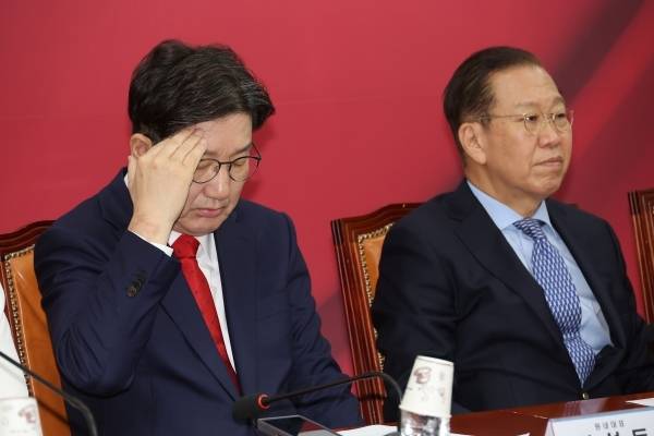 국민의힘 권성동 원내대표가 8일 국회에서 열린 비상대책위원회의에서 머리를 만지고 있다. 연합뉴스