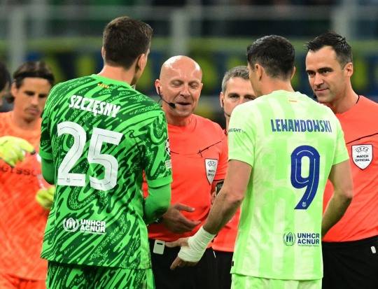 시몬 마르치니아크 심판에게 항의하는 바르셀로나 선수들. 사진[로이터=연합뉴스]