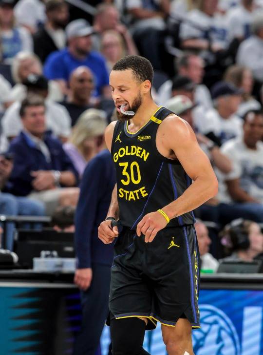 벤치로 가는 커리. 사진[Carlos Avila Gonzalez/San Francisco Chronicle via AP=연합뉴스]